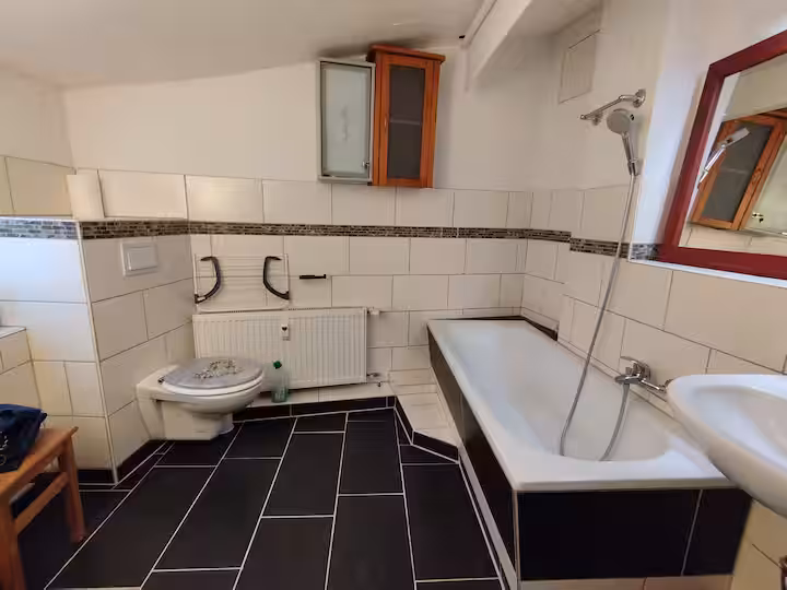 Badezimmer mit Badewanne