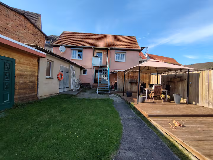 Ferienhaus Außenansicht mit Garten