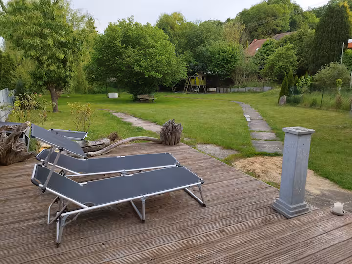 Sonnenterrasse mit Gartenliegen