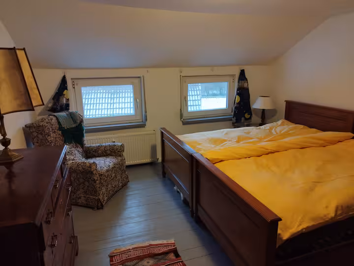 Schlafzimmer mit Kingsize-Bett